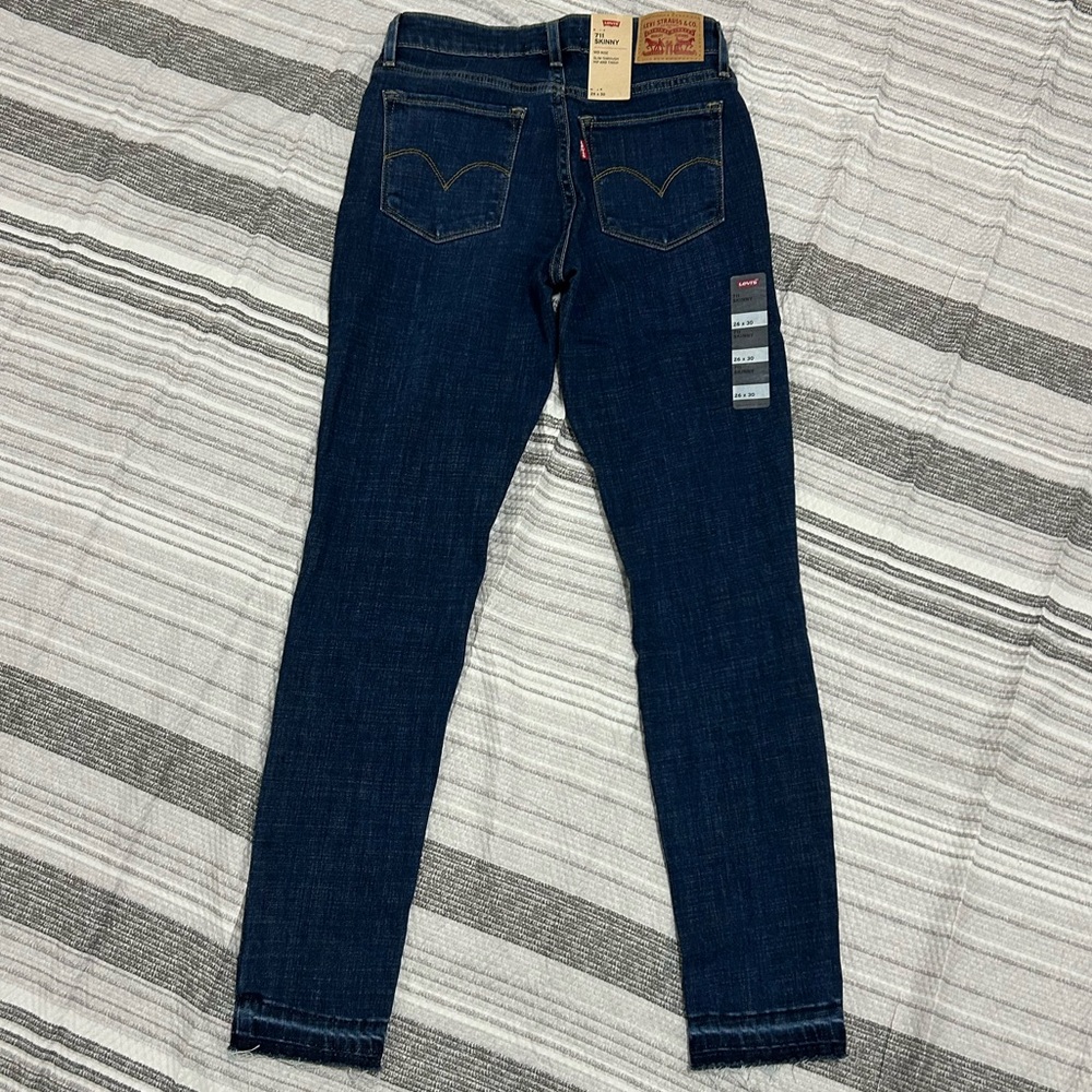 Levi's Distressed Skinny Fit Jeans | Women’s 2 / 26x30” | Mid-Rise - Picture 2 of 12
